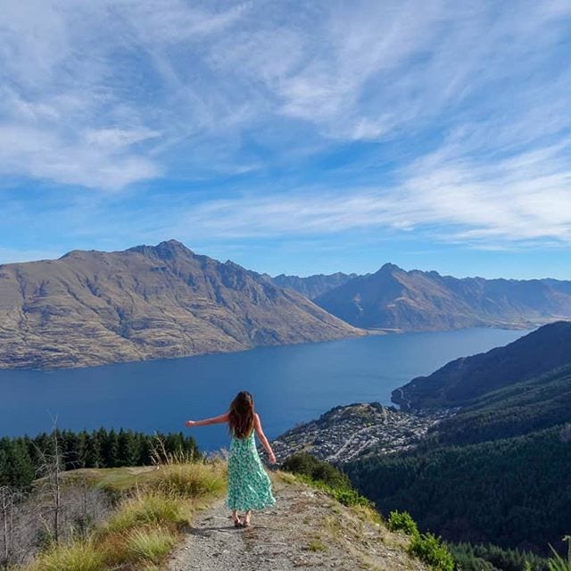 bobs peak queenstown lady running