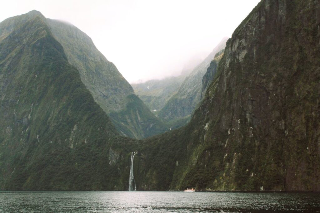 boat mitre peak milford sound