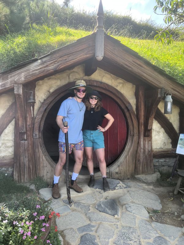 couple hobbit house hobbiton