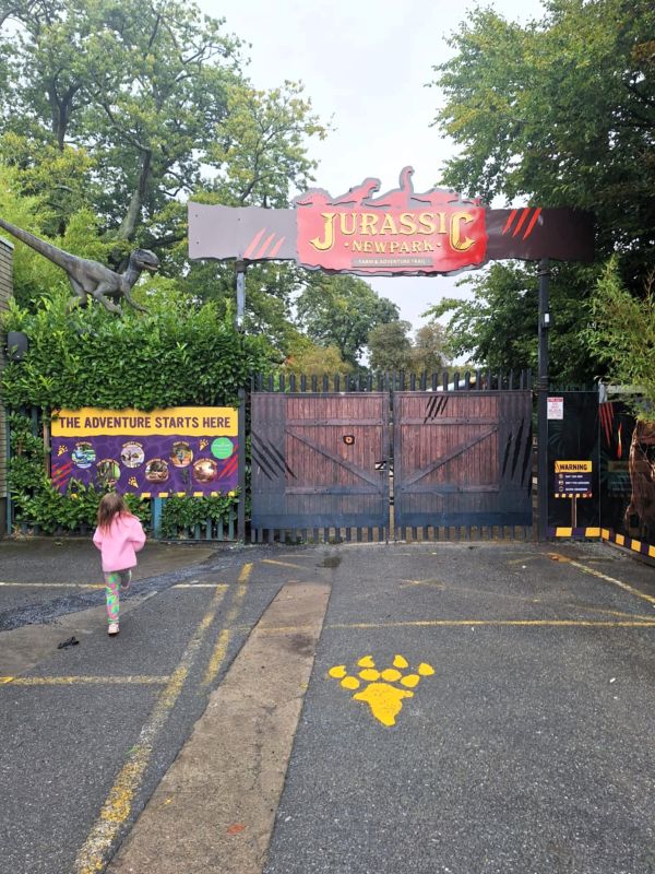 entrance to jurassic newpark