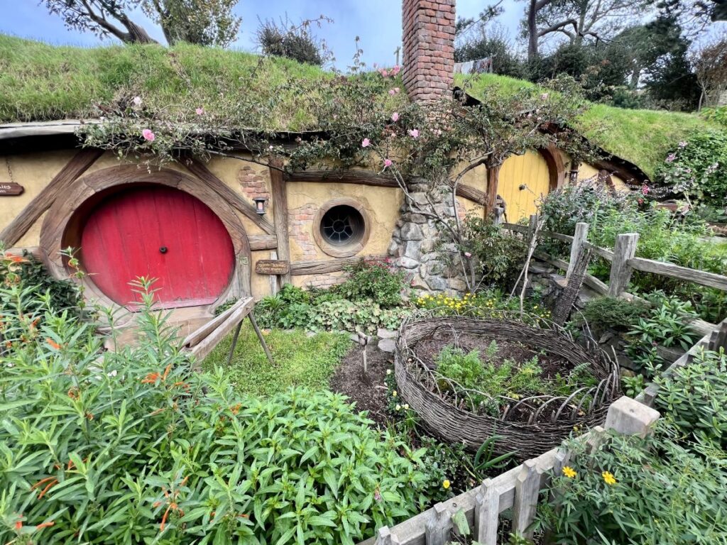 hobbit house read door hobbiton