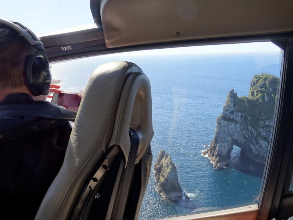 hole in the rock paihia from above
