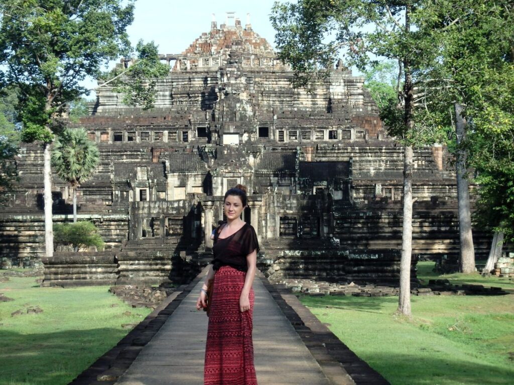 lady at angkor wat