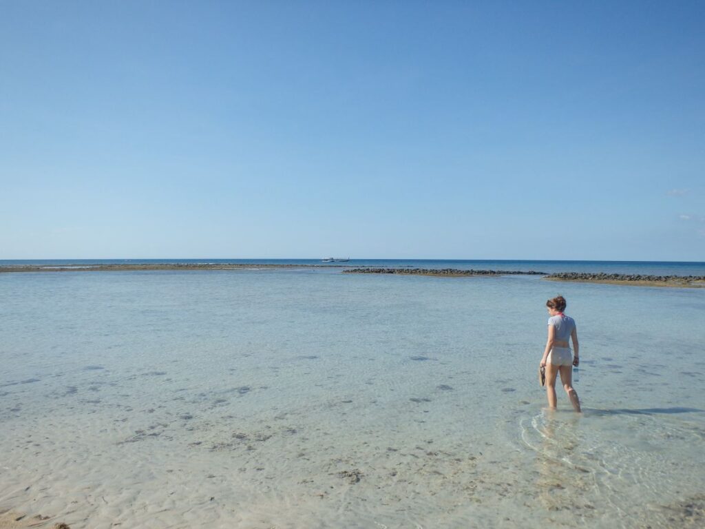 ocean gili air lady walking