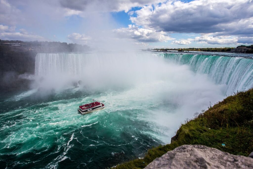 niagara falls mist boat